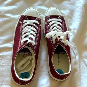 MAROON FLAT SNEAKERS - 7 1/2